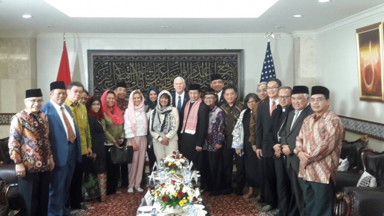 Ketua Umum MATAKIN bersama tokoh-tokoh agama berdialog dengan Wakil Presiden Amerika Serikat